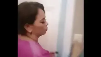 Señora latina en tanga