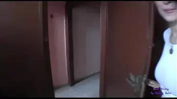 Nel pub la bella tettona mora Jakubu, fa vedere le sue bellezze e poi scopa nella toilette