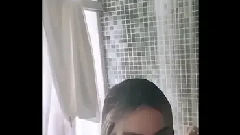 Anitta Vaza Seios Enquanto Toma Banho