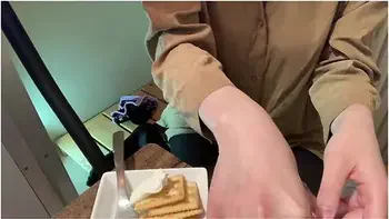 スームて友達の誕生日会中尿意を催しハレないように少しすつおもらしするも