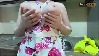 سکس با نامادری کون گنده حین شستن ظرفا - Hot Stepmom Getting Fucked In Kitchen With Sonya Kalfa