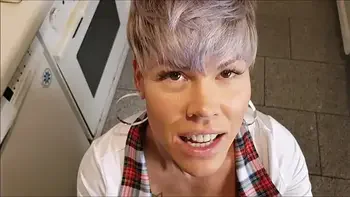 Während Halloween -Party in der Küche gefickt