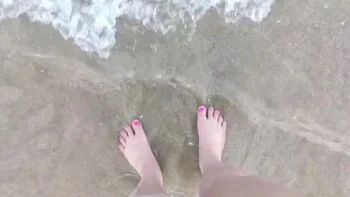 Putarankahotmilf Teasing Piss Secret on Beach - Big Ass Flashing Pussy Close Up