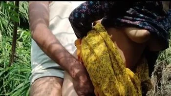 Hot Indian Bhabhi Jungle Outdoor Blowjob and Cum in Mouth