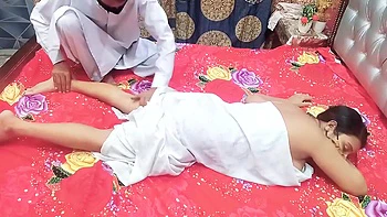 An Indian Desi Milf Called The Masseur For A Massage, And Masseur Fucked Her Indian Desi Bhabhi Ki Chudai Malish Waly Ny Chut