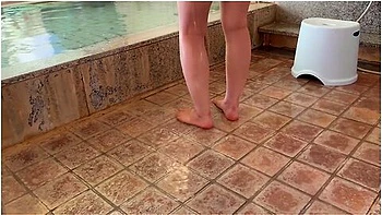 A Couple Having Sex In A Hot Spring! Licking The Penis Thickly With Sweat And Copulating