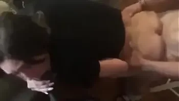 Hombre que comparte a  su novia