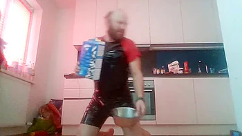 SklavEAndreas pisst in die Frühstückschüssel