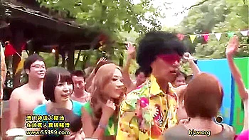 250106屋外で大勢がセクセクする企画d