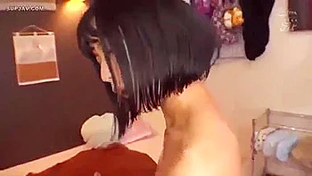 05619,A beautiful woman who feels