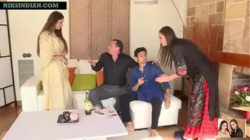 दोस्त को शराब पिलाके उसकी बीवी और अपनी पत्नी दोनों के साथ गुदा मैथुन किया