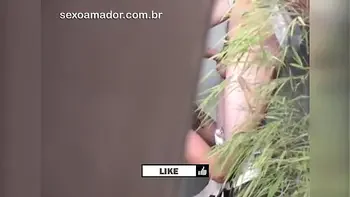 Jovens proibidos de foder na casa dos pais se expõem em público e são flagrados em vídeo