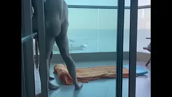Sur un balcon à Carthagene, une jeune étudiante se fait remplir son jolie petit cul !