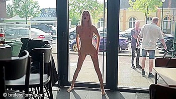 Xenia Fickt Sich Mit Einem Dildo Vor Publicum