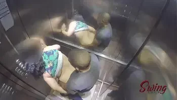 Sorayyaa e Leo Ogro foram pegos fudendo no elevador
