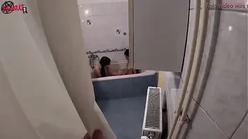 Spying on my stepsister and my gf in the tub before to join them