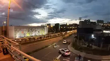 Sara Blonde caminando por el centro comercial en Bucaramanga con el lovense lush activado