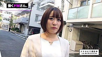 宮地ユリカがストッキングを履いて、足コキをしています。