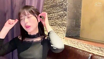 立ちバックで激しくピストンされて堪らず絶頂する素人のスレンダー