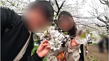 個人撮影smシリースおうちに帰ってきた彼女をいきなり目隠し&拘束しておっはいを舐めまくる素人カッフル動画japanese Amateur Hentai 日本人ハイハン色白美少女