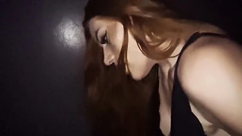 Colocou O Pau Mole Na Cabine Da Casa De Swing E Adivinhem So O Que Aconteceu - Bella Ruiva