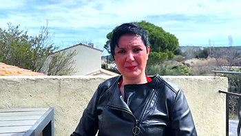 Kinuski, 31, takes us on a journey ... - Jacquie et Michel TV