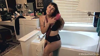 Leila Larson introduces herself by her bathtub - WeAreHairy