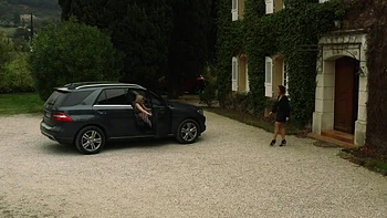 Claire responds to the crazy requests of one of her clients - Jacquie et Michel TV