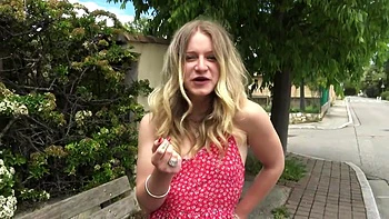 In the middle of the runway, Lily, 32, is beaming! - Jacquie et Michel TV