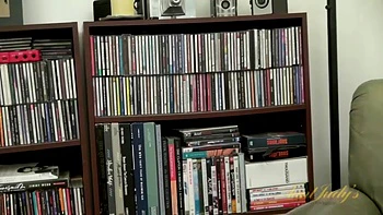 Jessica Taylor Takes a Hitachi to Her Sweet Mature Pussy