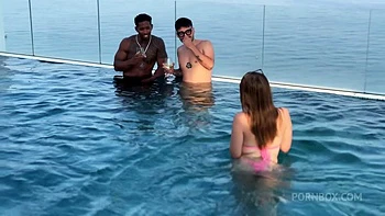 teen putita y cachonda es reventada porn dos pollones en su habitacion