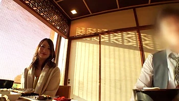 甘美な色気漂う美人妻がむしゃぶりつくフェラして淫らにピストンで感じる