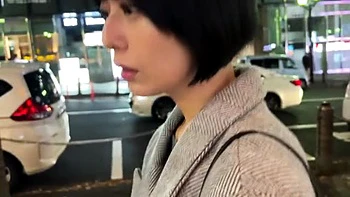 小顔の美女が生脱ぎ、M字開脚でパイパンオマンコ丸見えでバイブで感じまくり