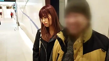 ミニスカ美女が中年男とデートしてホテルでセクシー紐パンティチラリ