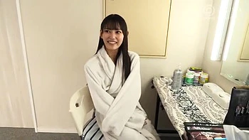 清純派の黒髪美女が中年男から手マンされてパイパンオマンコ濡れ濡れ