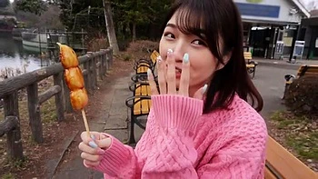 キュートな笑顔美女が下半身弄られ手マンで剛毛オマンコは愛液で濡れ濡れ