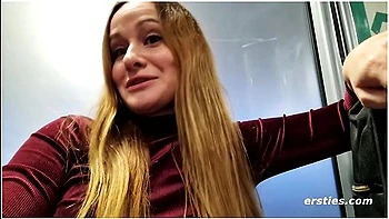 Sally B Masturbiert Auf Der Flugzeugtoilette