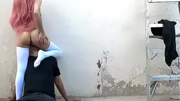 Me corro en la cara de mi novio mientras lo tengo haciendome un oral en la calle