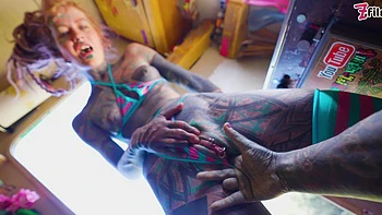 Tattooed hottie Anuskatzz has fun in the RV