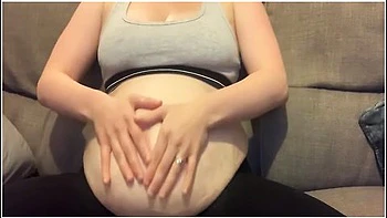 Moisturising My Pregnant Bump With Lotion