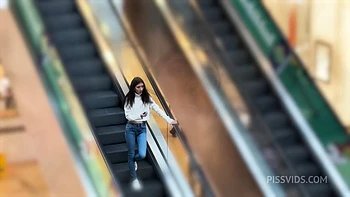 Katty Wetting Jeans And Pee In The Shopping Mall