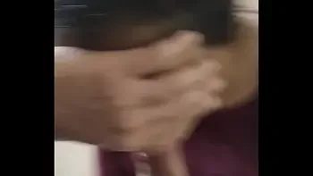 Entramos a una casa y le pedí que me lo mamara y se trago mi leche