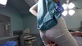 可愛くて巨乳てセクシーと病棟て噂の夜勤専従tース伊藤さんか夜な夜な懐中電灯を片手に溜まってる患者の性処理巡回してるのを覗いてしまった僕は 伊藤舞雪