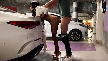 angela se tape le serveur apré sson service