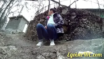 NEW! The beauty wanted to pee unnoticed in the bushes, but we filmed her! Exclusive!