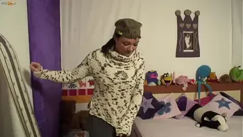 Terri neukt voor een nieuw skateboard