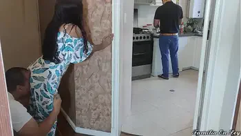 Amo La Polla de mi Cuñado Porque es Mas Grande Que La De Mi Esposo - Mi Cuñado Me Folla Mientras mi Esposo Cornudo Esta Cocinando NTR