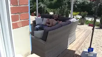 Eva, cougar salope, baisée dans le salon de jardin