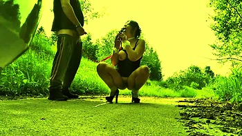 tenue en laisse elle le suce sur la route