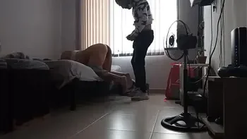 Sorprendí al repartidor al pagarle con mi culo porque no tuve dinero para pagar el pedido